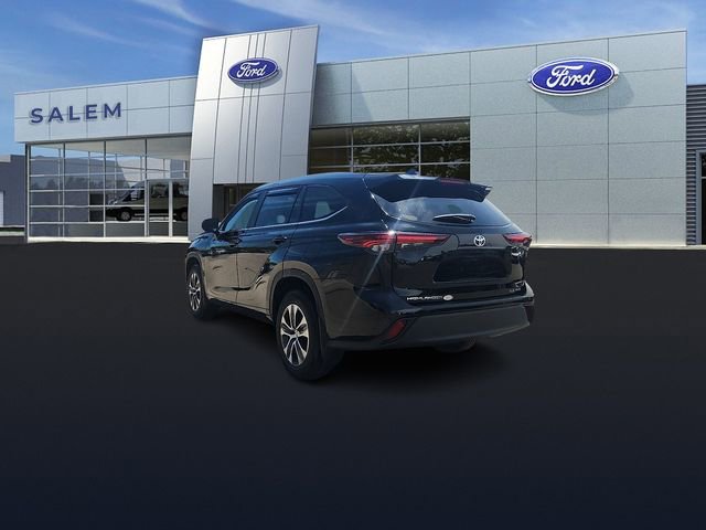 Used 2024 Toyota Highlander XLE AWD/4WD image 4