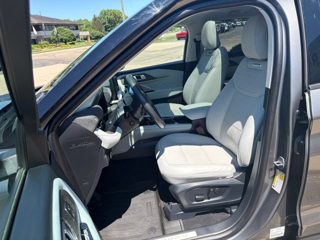 Certified 2025 Ford Explorer Platinum w/ Ultimate Package AWD/4WD image 9