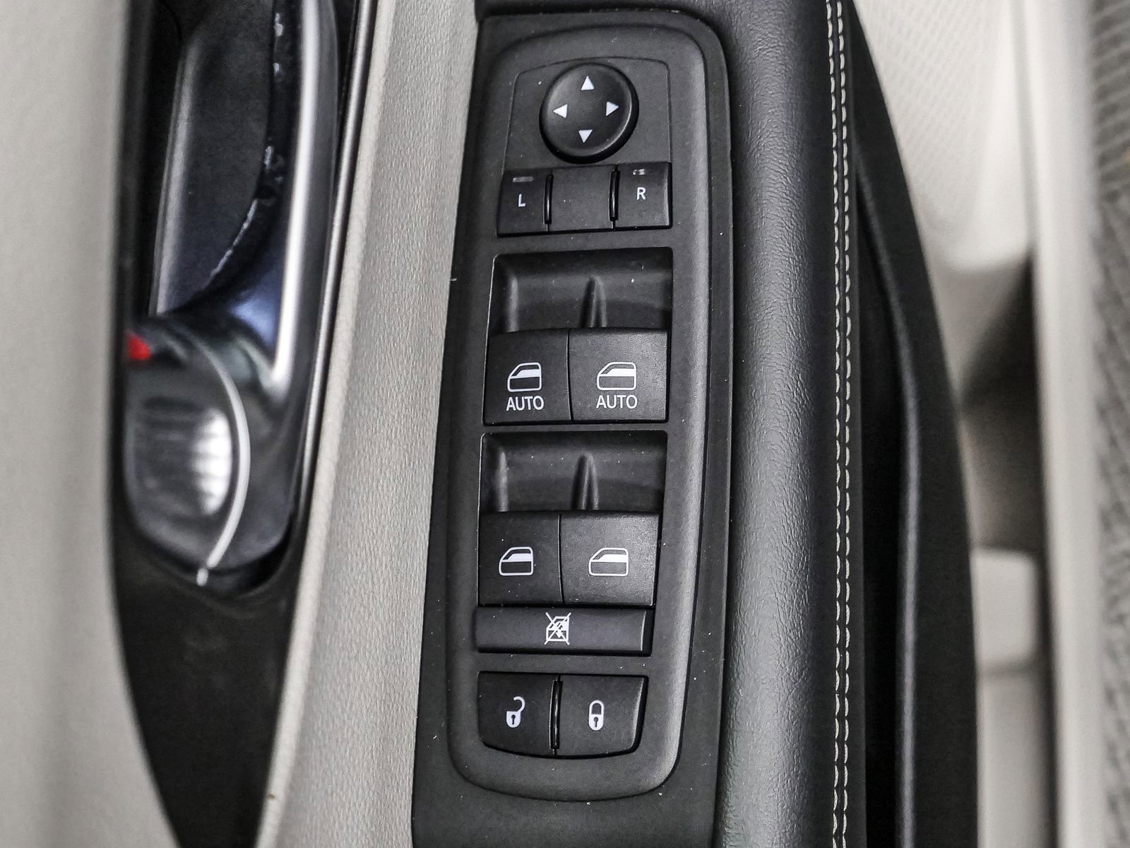 Used 2024 Chrysler Pacifica Touring-L image 19