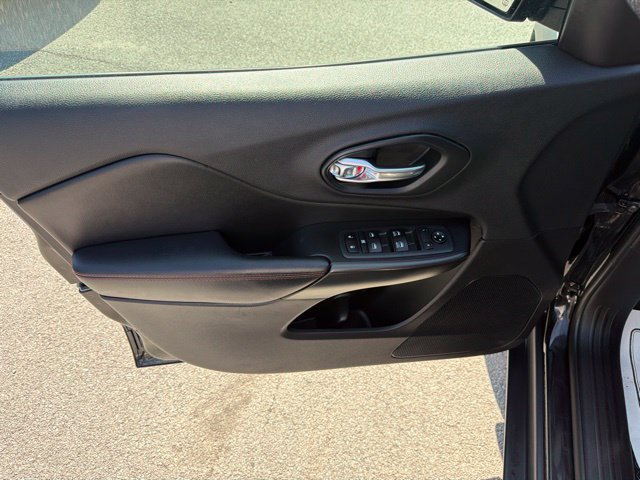 Used 2019 Jeep Cherokee Trailhawk w/ Cold Weather Group AWD/4WD image 21