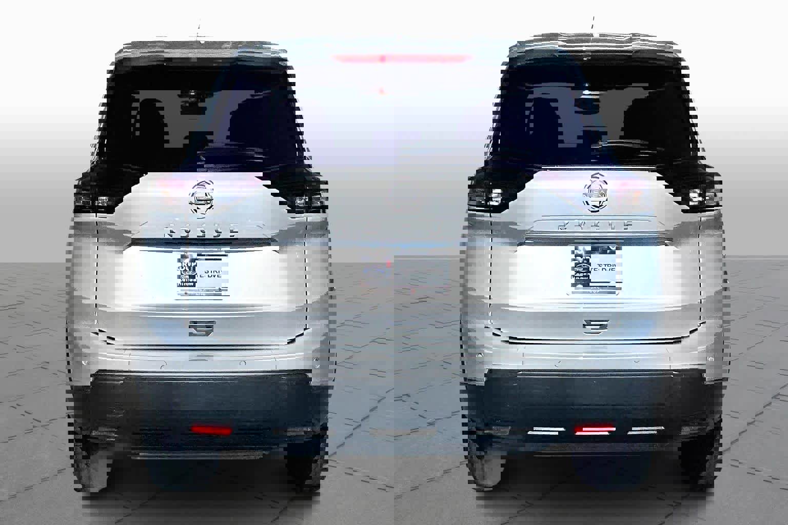 Used 2025 Nissan Rogue SV image 3