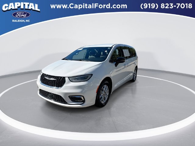 Used 2025 Chrysler Pacifica Select FWD image 4