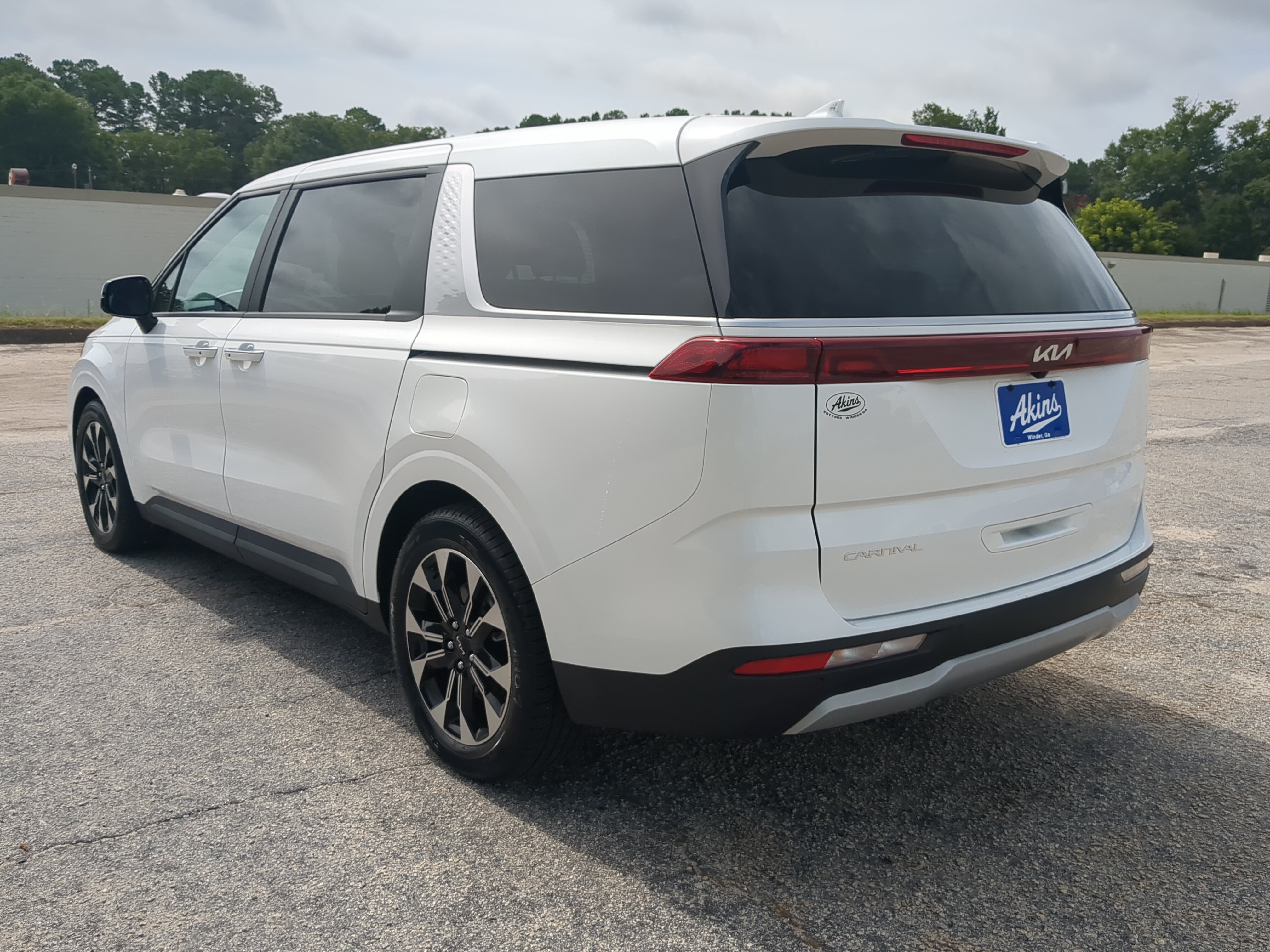 Used 2023 Kia Carnival EX FWD image 5