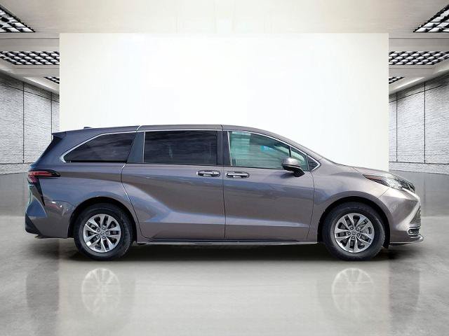 Used 2022 Toyota Sienna XLE AWD/4WD image 4
