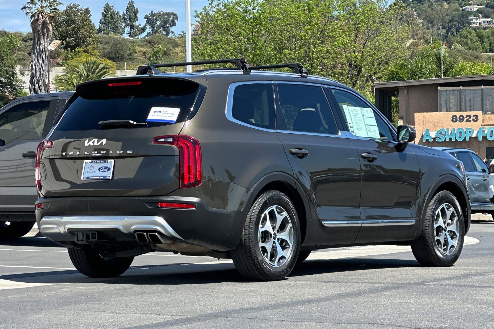 Used 2022 Kia Telluride EX w/ Towing Package FWD image 3