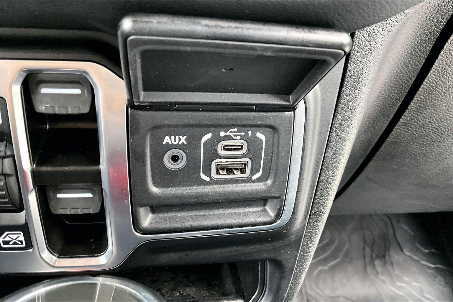 Used 2024 Jeep Wrangler High Altitude AWD/4WD image 32