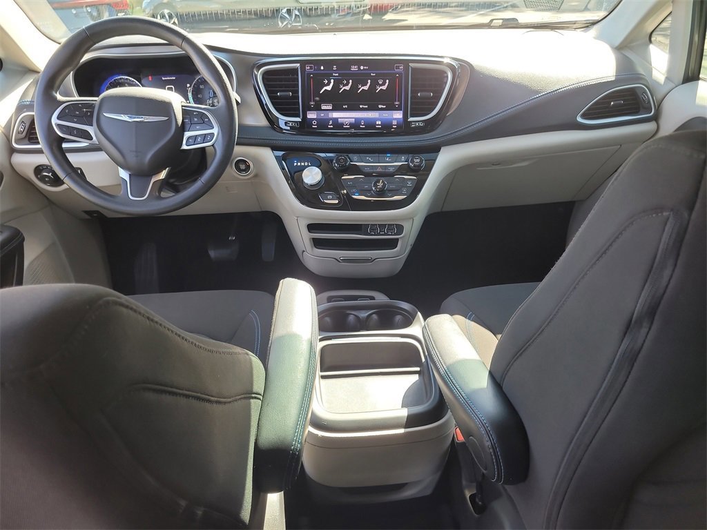 Used 2021 Chrysler Pacifica Touring image 13