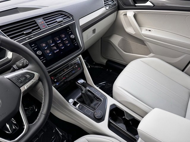 Used 2024 Volkswagen Tiguan SE w/ Panoramic Sunroof Package image 23