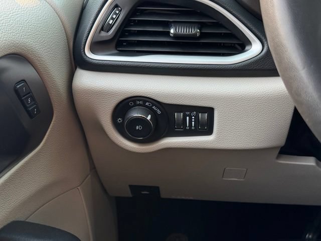 Used 2023 Chrysler Pacifica Touring-L FWD image 36