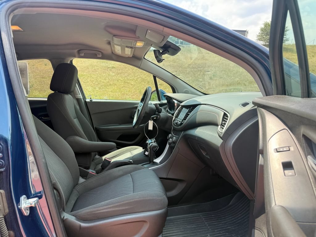 Used 2020 Chevrolet Trax LT AWD/4WD image 28