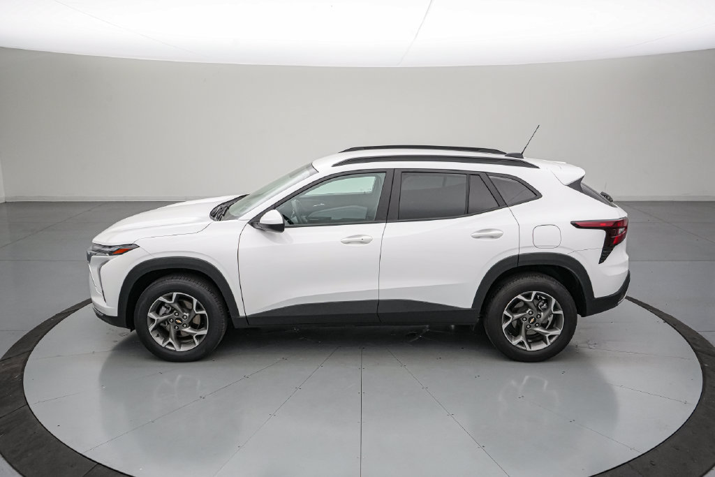 Used 2025 Chevrolet Trax LT w/ LT Convenience Package FWD image 7