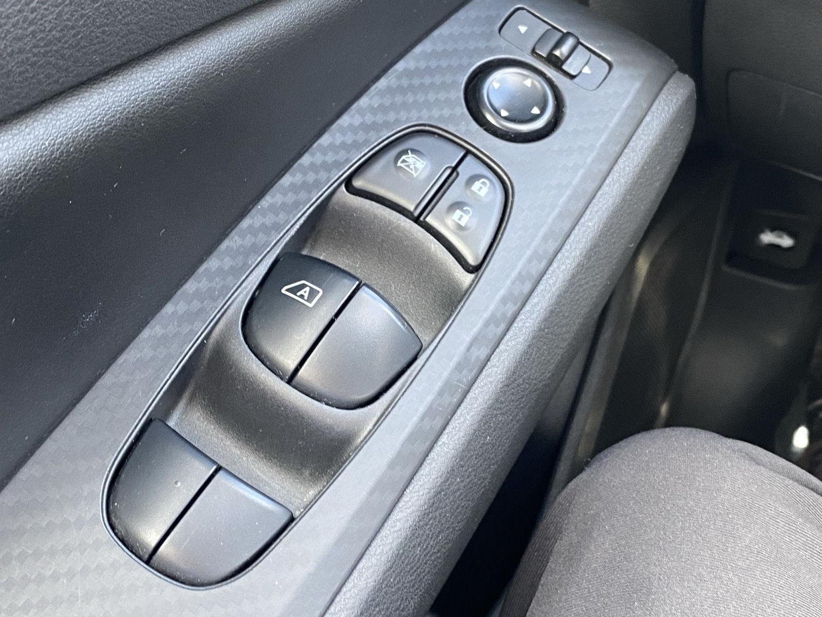 Used 2025 Nissan Altima 2.5 SV FWD image 17