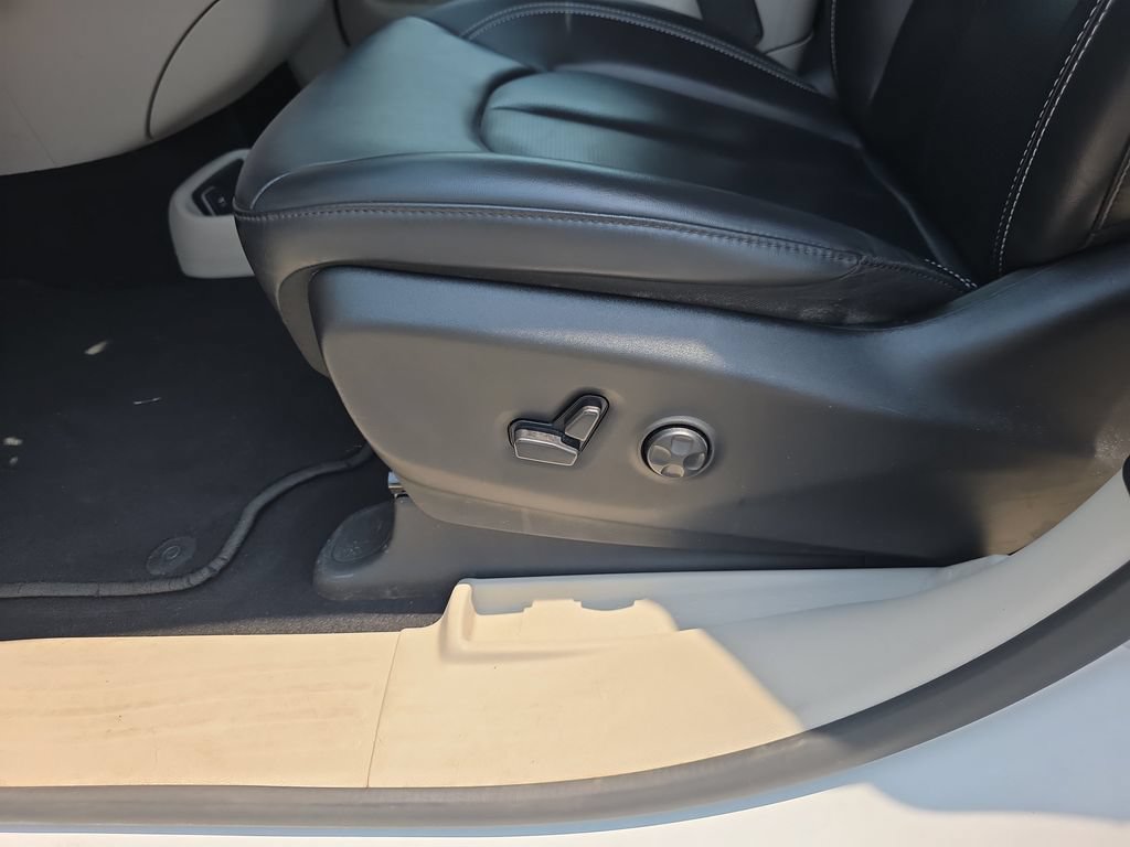 Used 2023 Chrysler Pacifica Touring-L FWD image 19