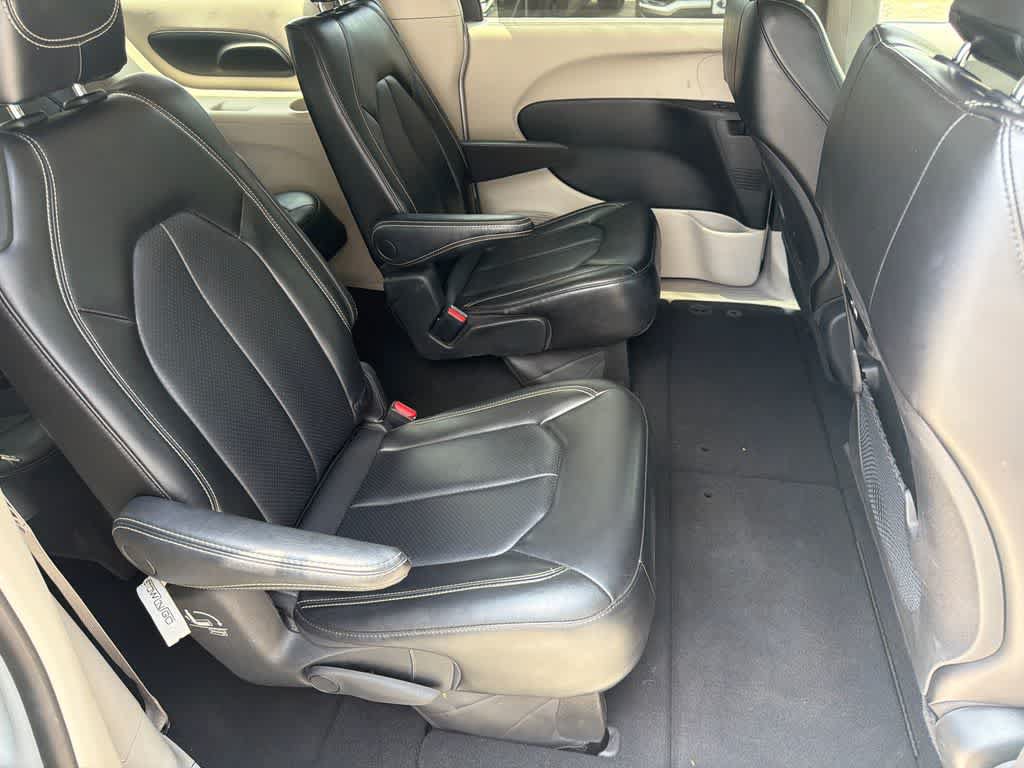 Used 2023 Chrysler Pacifica Touring-L FWD image 14
