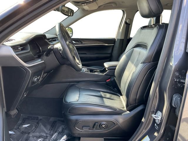 Used 2022 Jeep Grand Cherokee L Limited w/ Black Appearance Package AWD/4WD image 10