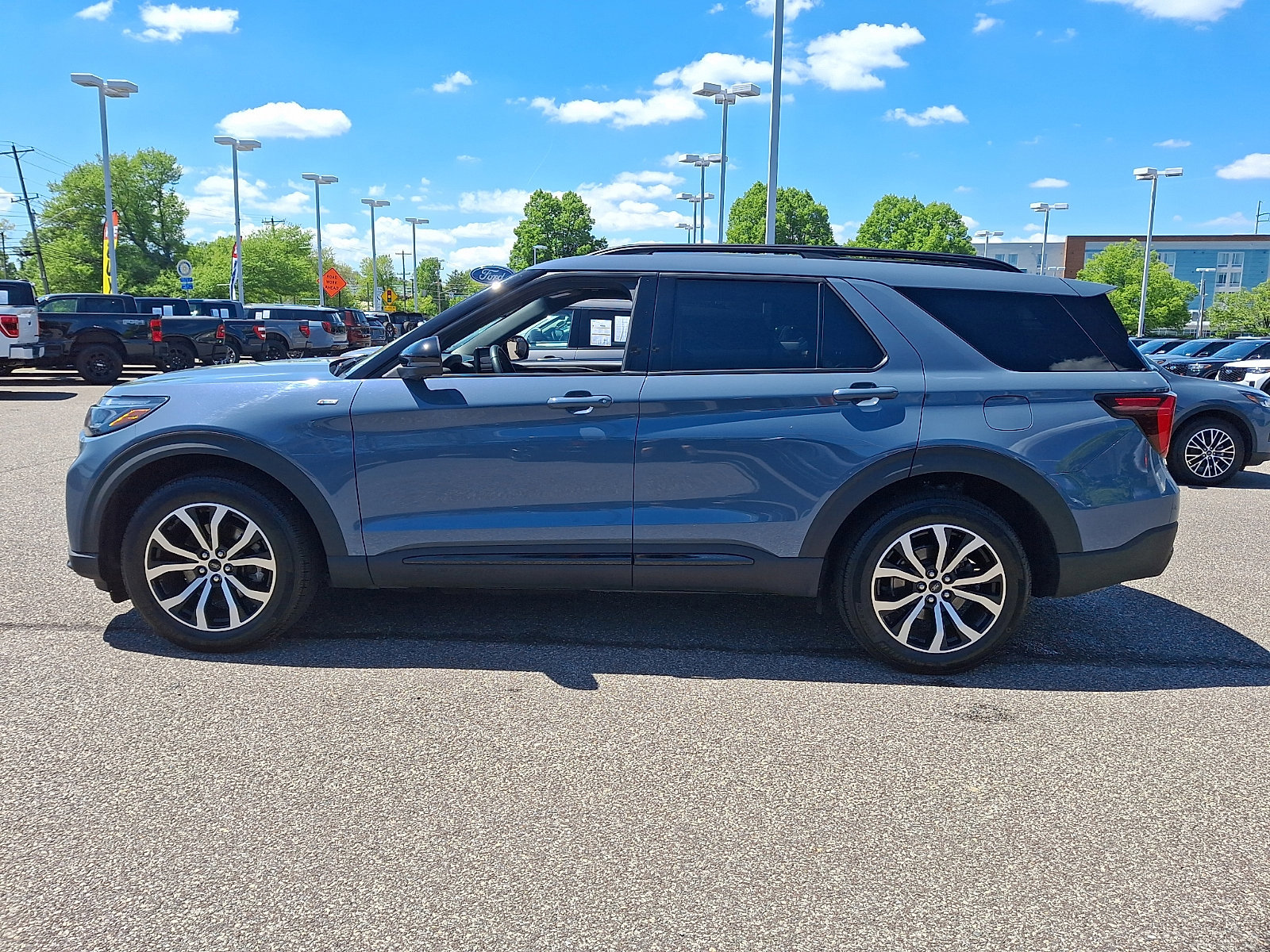 Certified 2025 Ford Explorer ST-Line AWD/4WD image 3