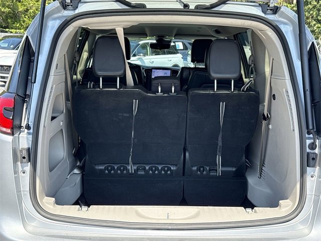 Used 2024 Chrysler Pacifica Touring-L image 11