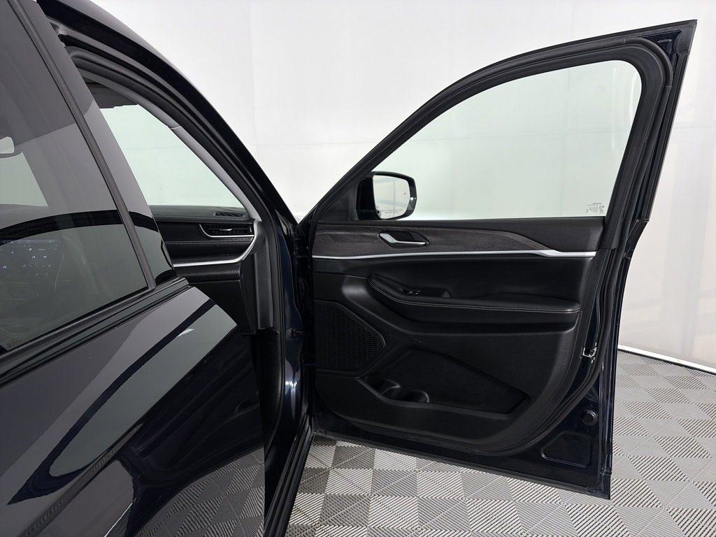 Used 2023 Jeep Grand Cherokee L Limited image 30