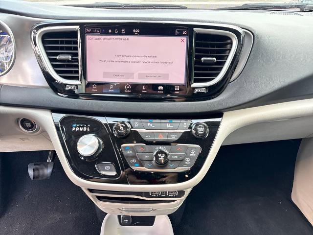 Used 2024 Chrysler Pacifica Touring-L FWD image 23