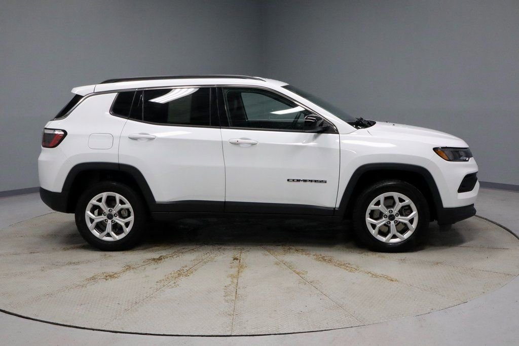 Used 2025 Jeep Compass Latitude image 6