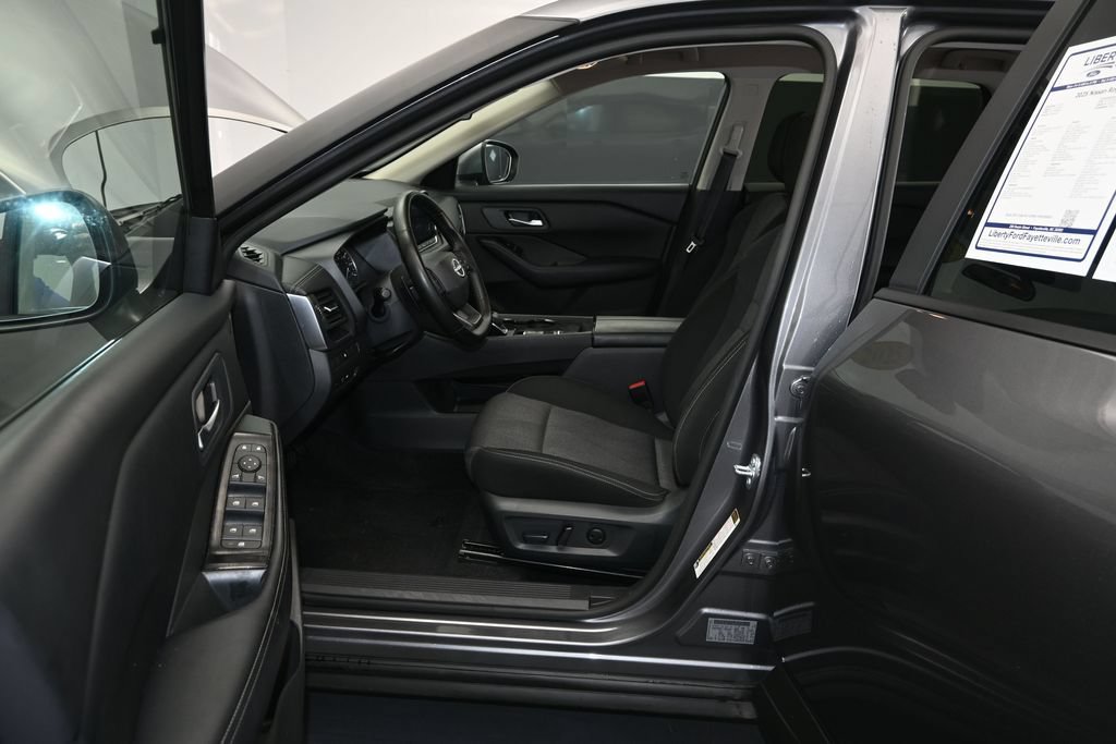Used 2025 Nissan Rogue SV FWD image 19