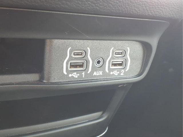 Used 2025 Chrysler Pacifica Select image 18