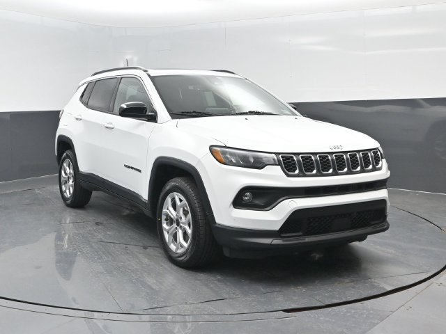 Used 2025 Jeep Compass Latitude w/ Sun & Sound Group AWD/4WD image 2