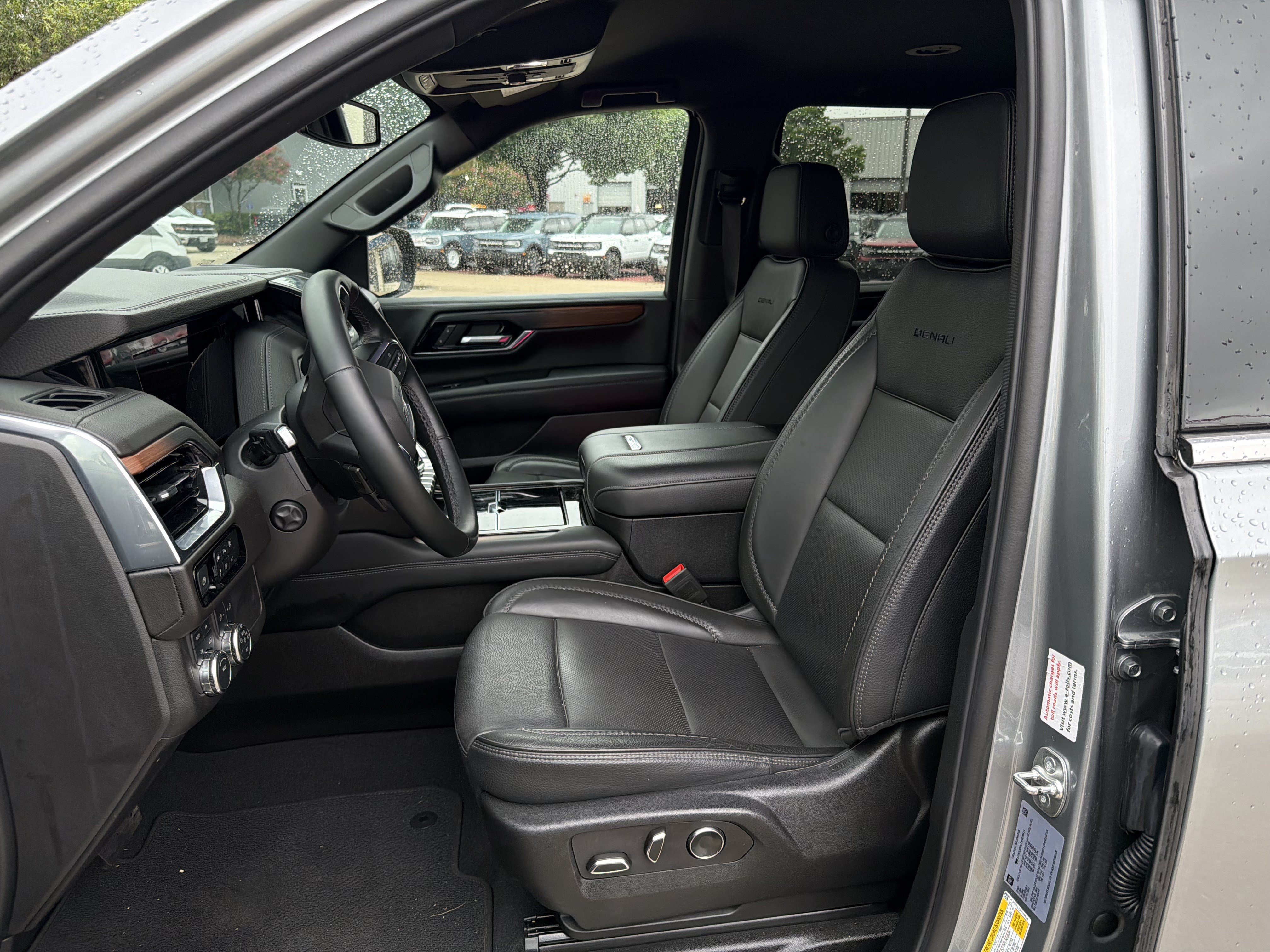 Used 2025 GMC Yukon Denali AWD/4WD image 18