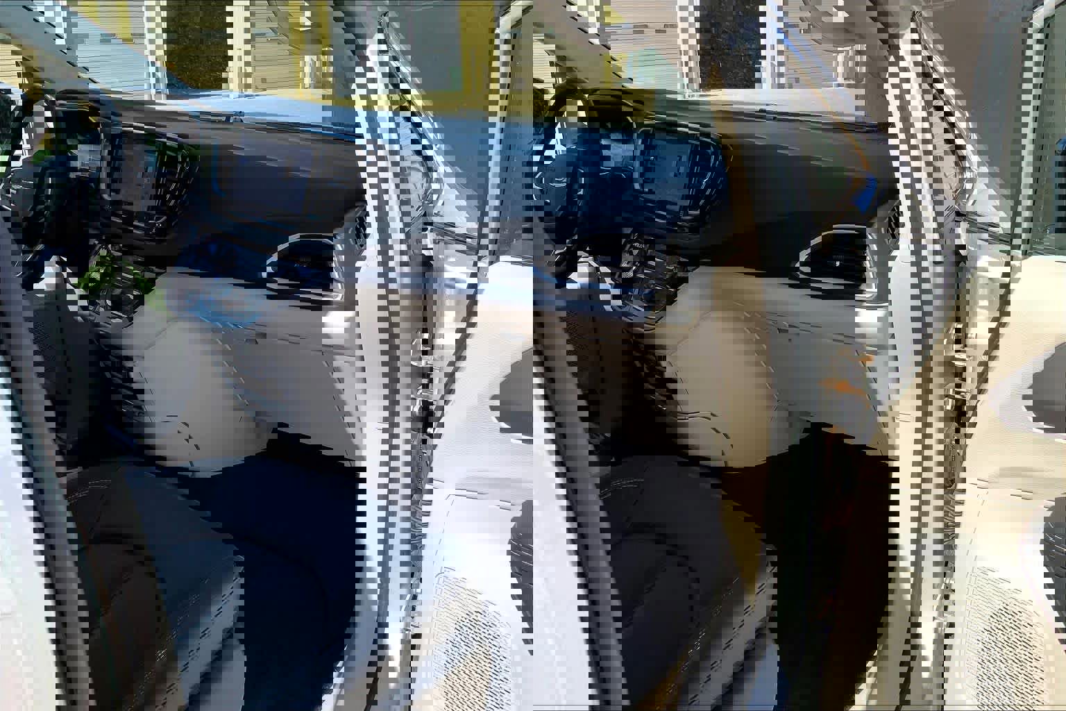 Used 2024 Chrysler Pacifica Touring-L image 19