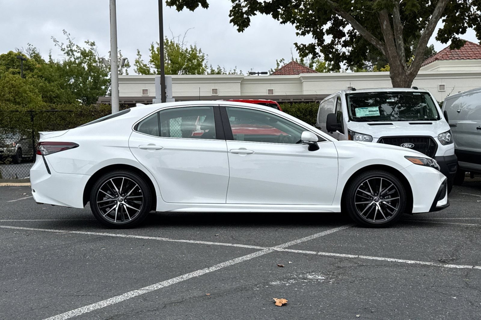 Used 2024 Toyota Camry SE FWD image 3