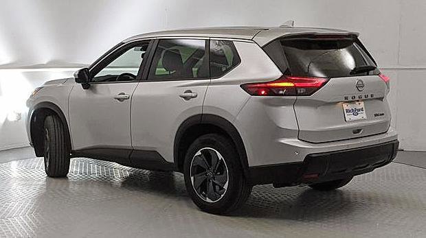 Used 2024 Nissan Rogue SV image 3