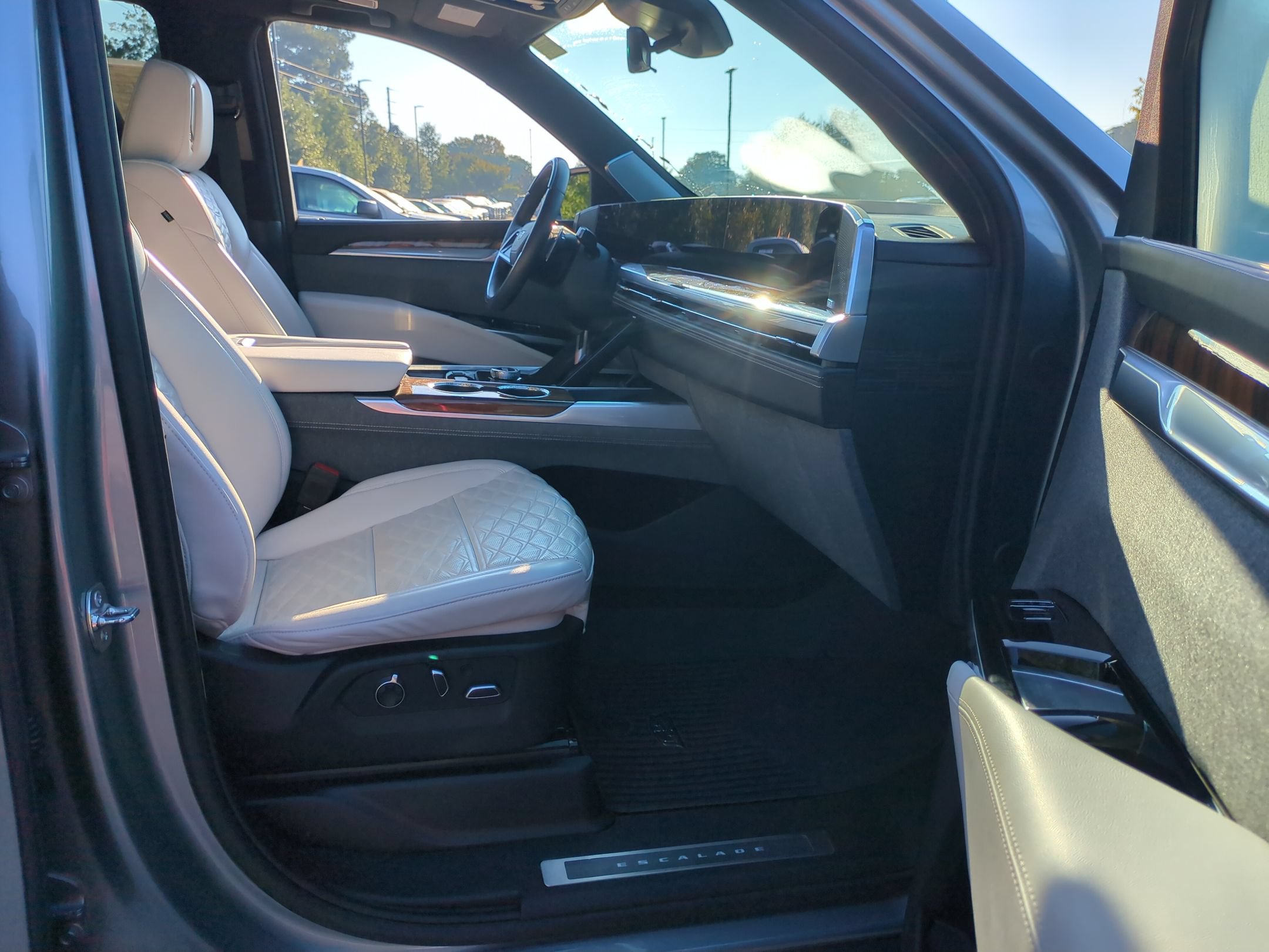 Used 2025 Cadillac Escalade ESV Sport Platinum w/ LPO, Floor Liner Package AWD/4WD image 40