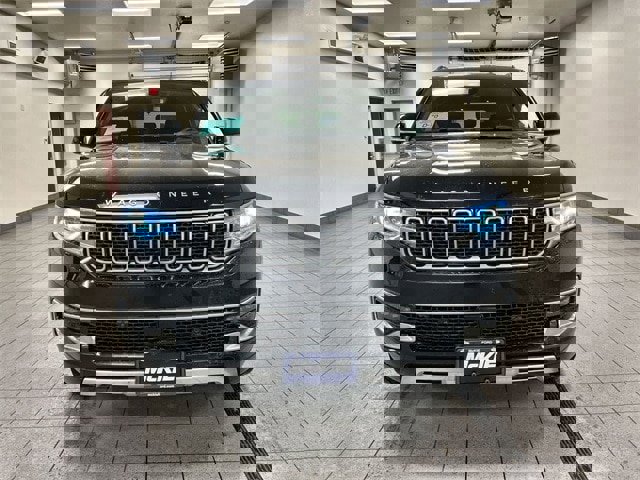 Used 2023 Jeep Wagoneer Series III w/ Preferred Equipment Group image 2