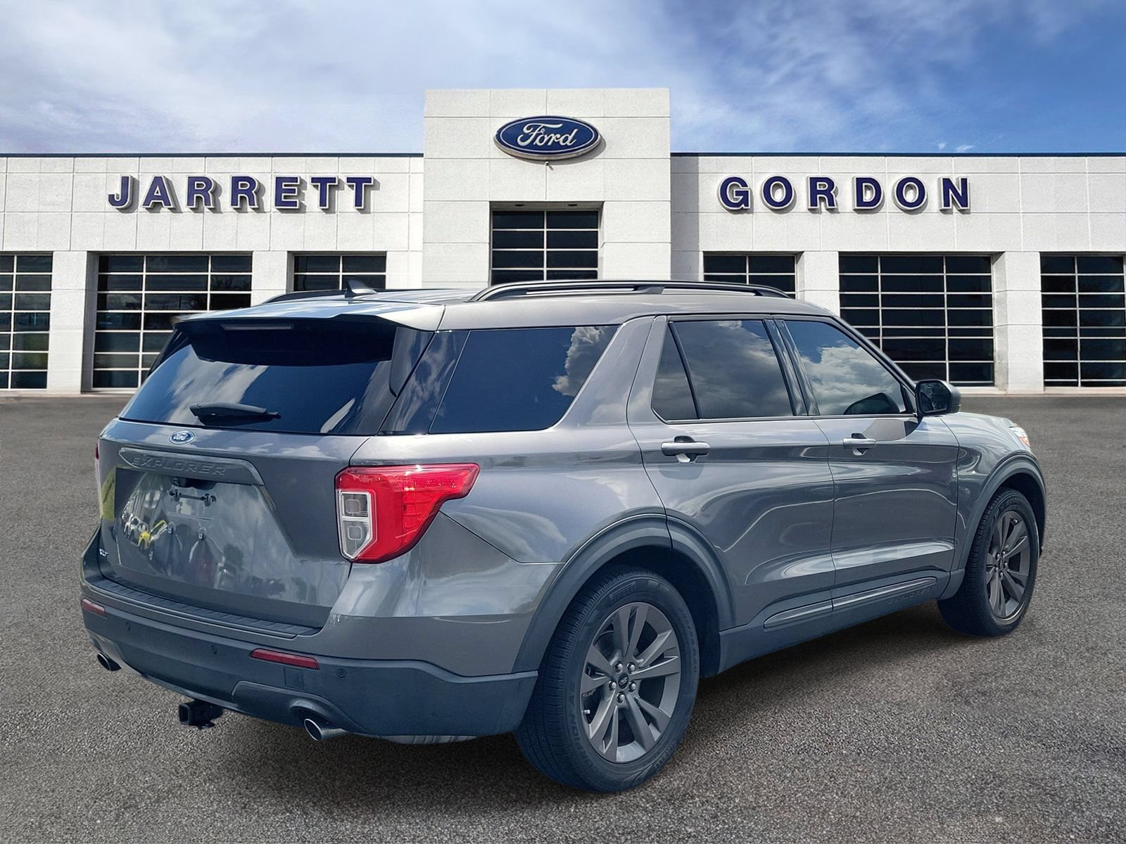 Certified 2021 Ford Explorer XLT w/ Equipment Group 202A RWD image 4