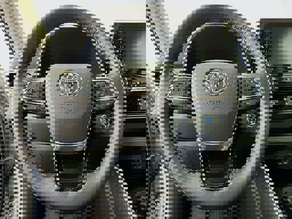 Used 2020 Toyota Highlander XLE image 16