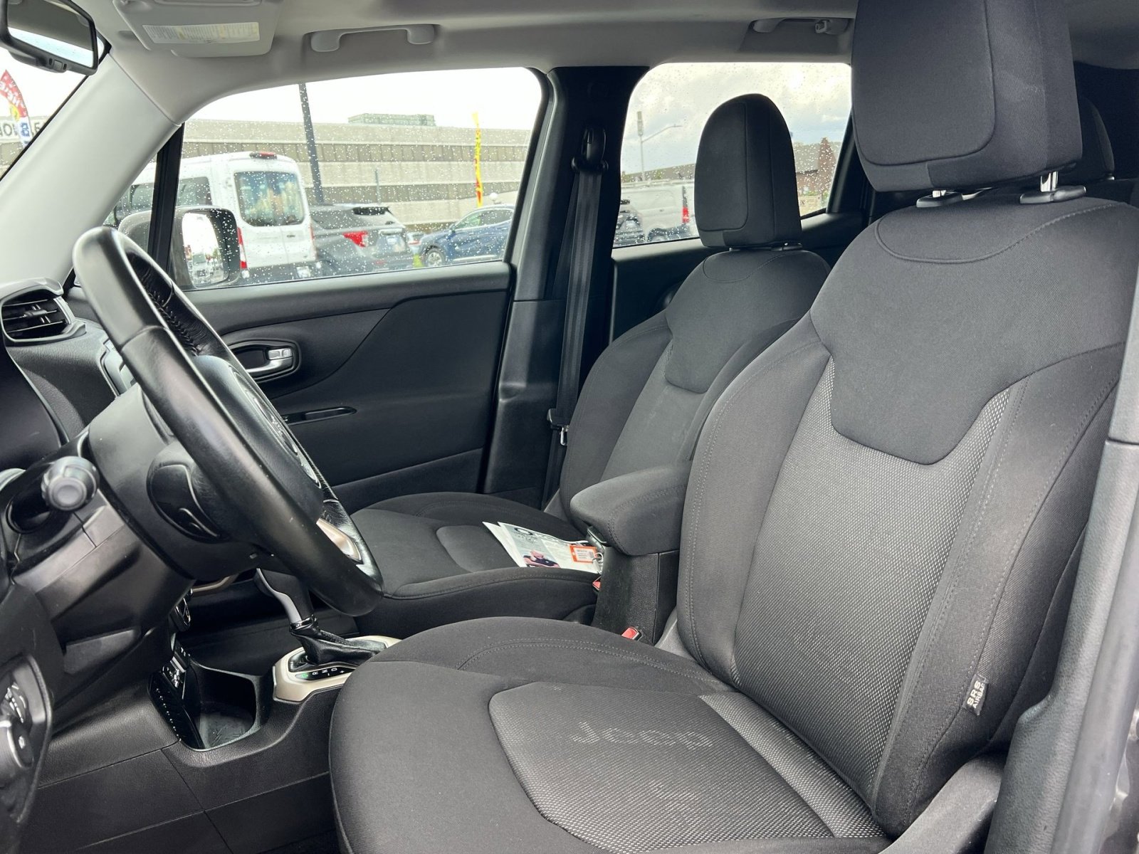 Used 2017 Jeep Renegade Latitude FWD image 11