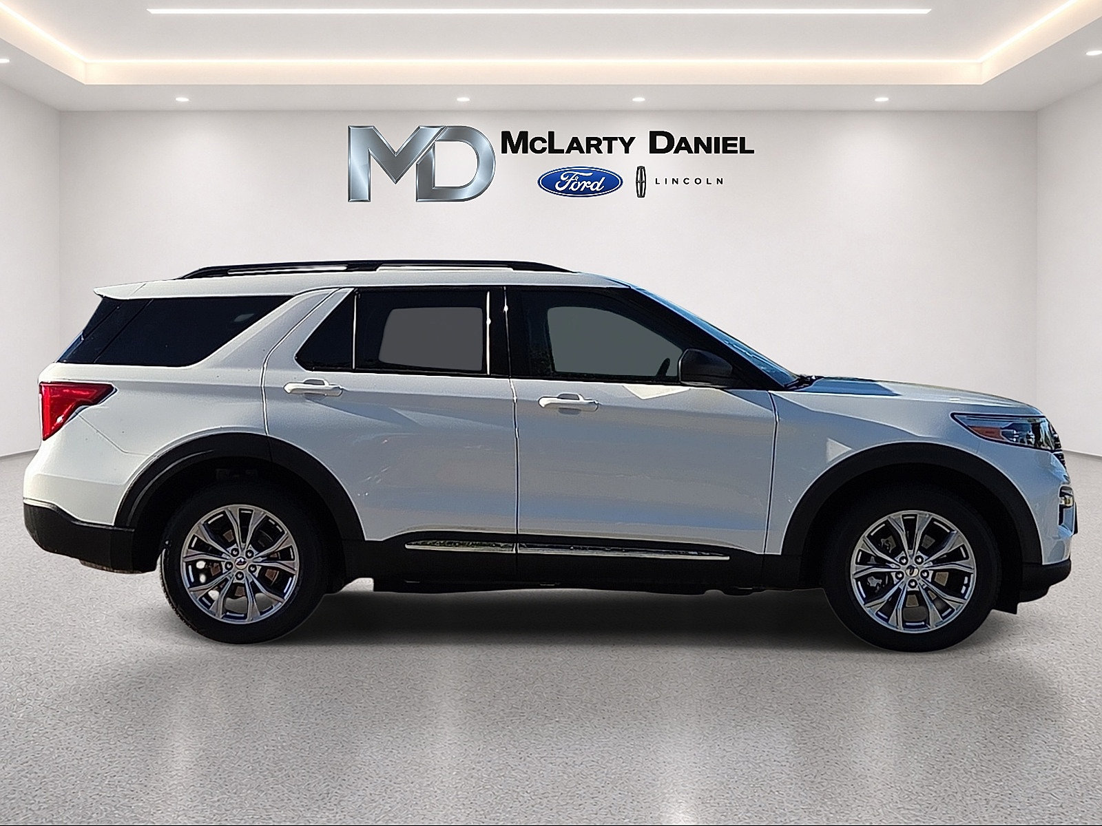 Certified 2022 Ford Explorer XLT w/ Equipment Group 202A AWD/4WD image 6
