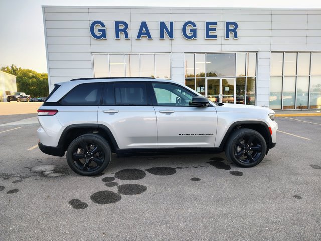 Used 2023 Jeep Grand Cherokee Altitude AWD/4WD image 6
