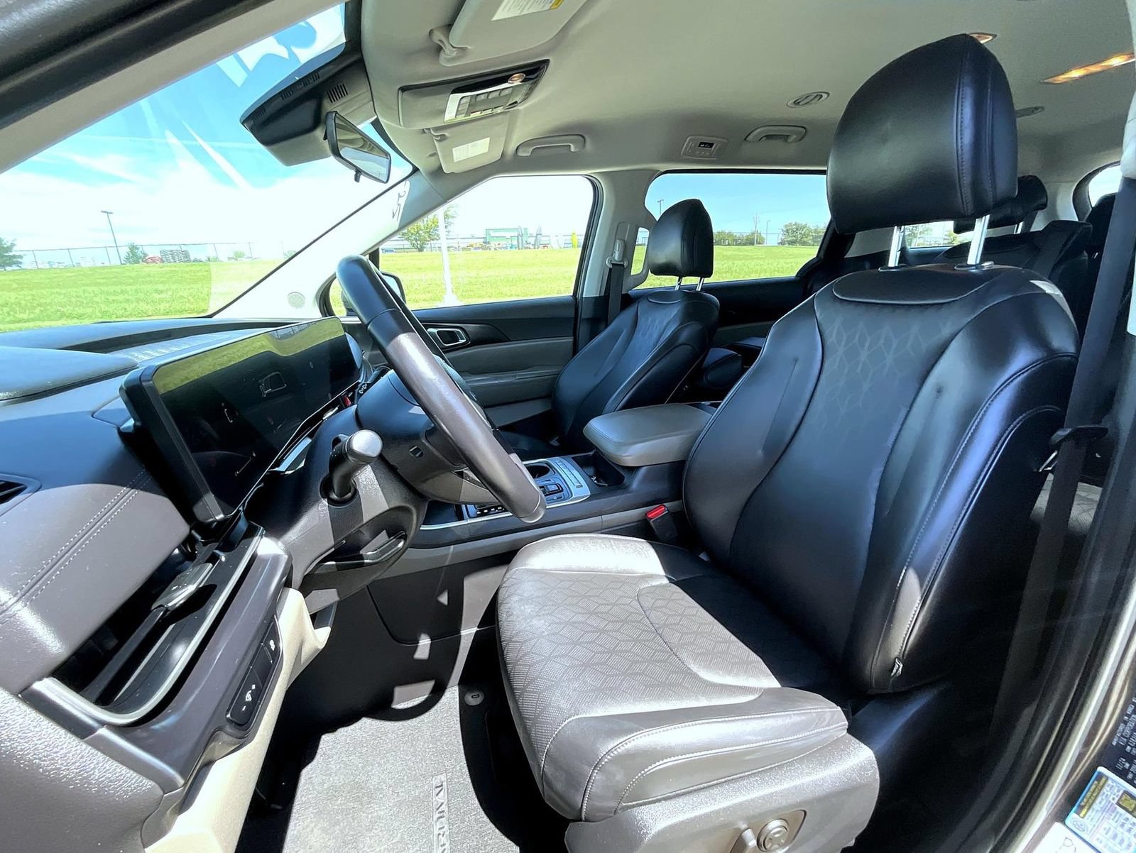 Used 2025 Kia Carnival FWD image 10