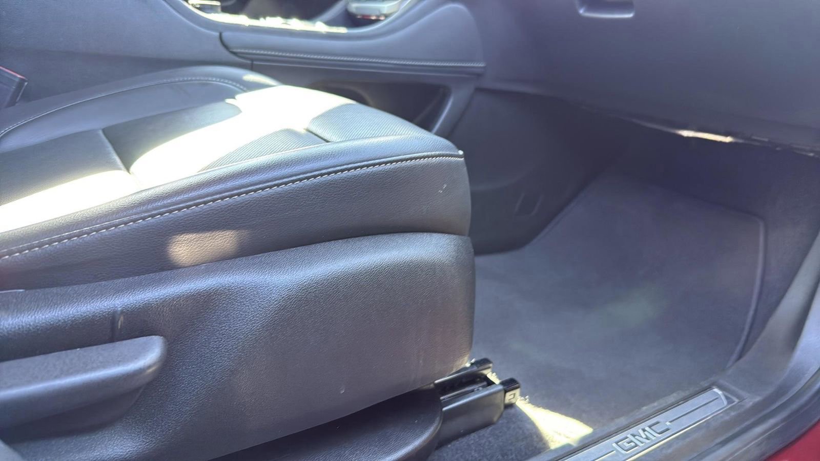 Used 2023 GMC Acadia SLT image 25