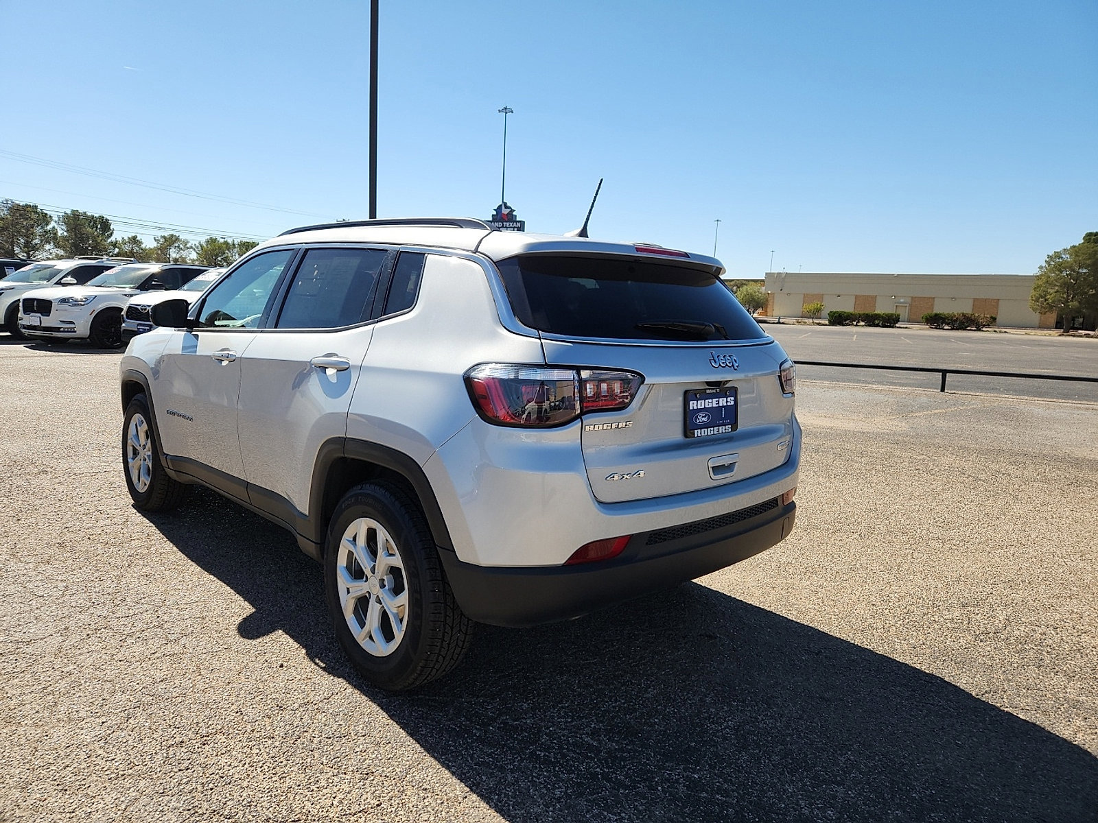 Used 2024 Jeep Compass Latitude image 3