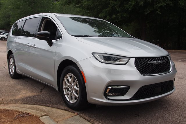 Used 2024 Chrysler Pacifica Touring-L FWD image 1