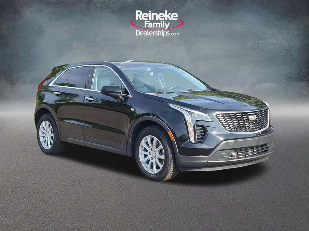 Used 2019 Cadillac XT4 Luxury w/ Cold Weather Package FWD image 3