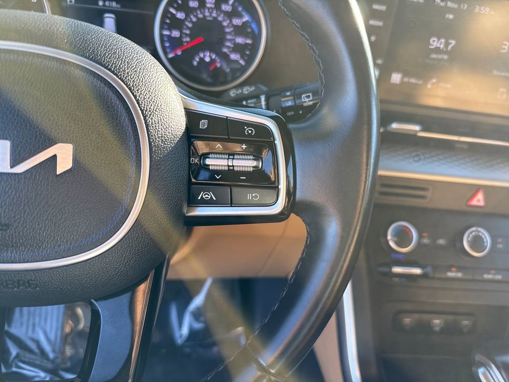 Used 2022 Kia Carnival LX image 18