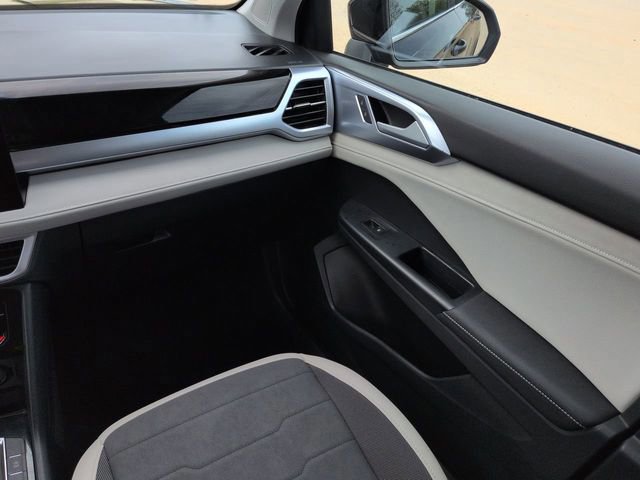 Used 2025 Volkswagen Taos SE FWD image 18
