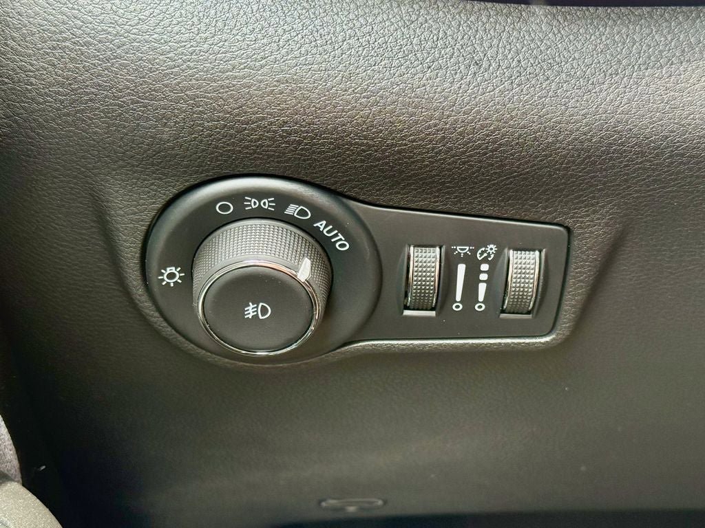 Used 2025 Jeep Compass Latitude AWD/4WD image 26