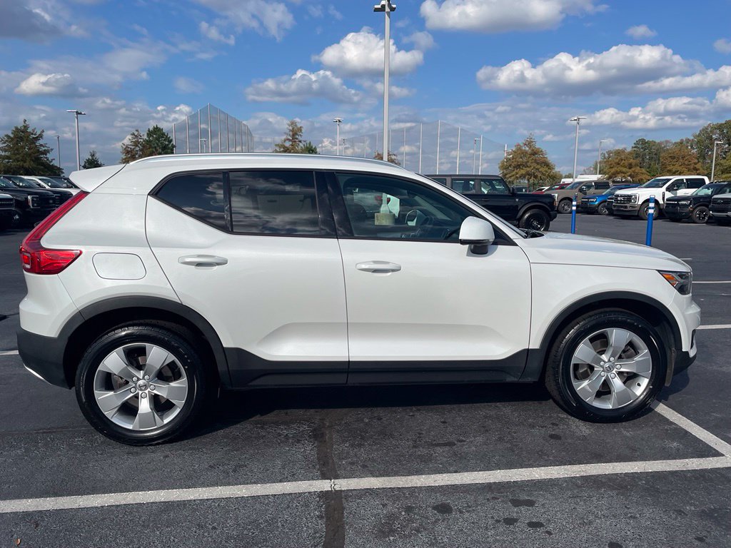 Used 2021 Volvo XC40 T4 Momentum FWD image 8