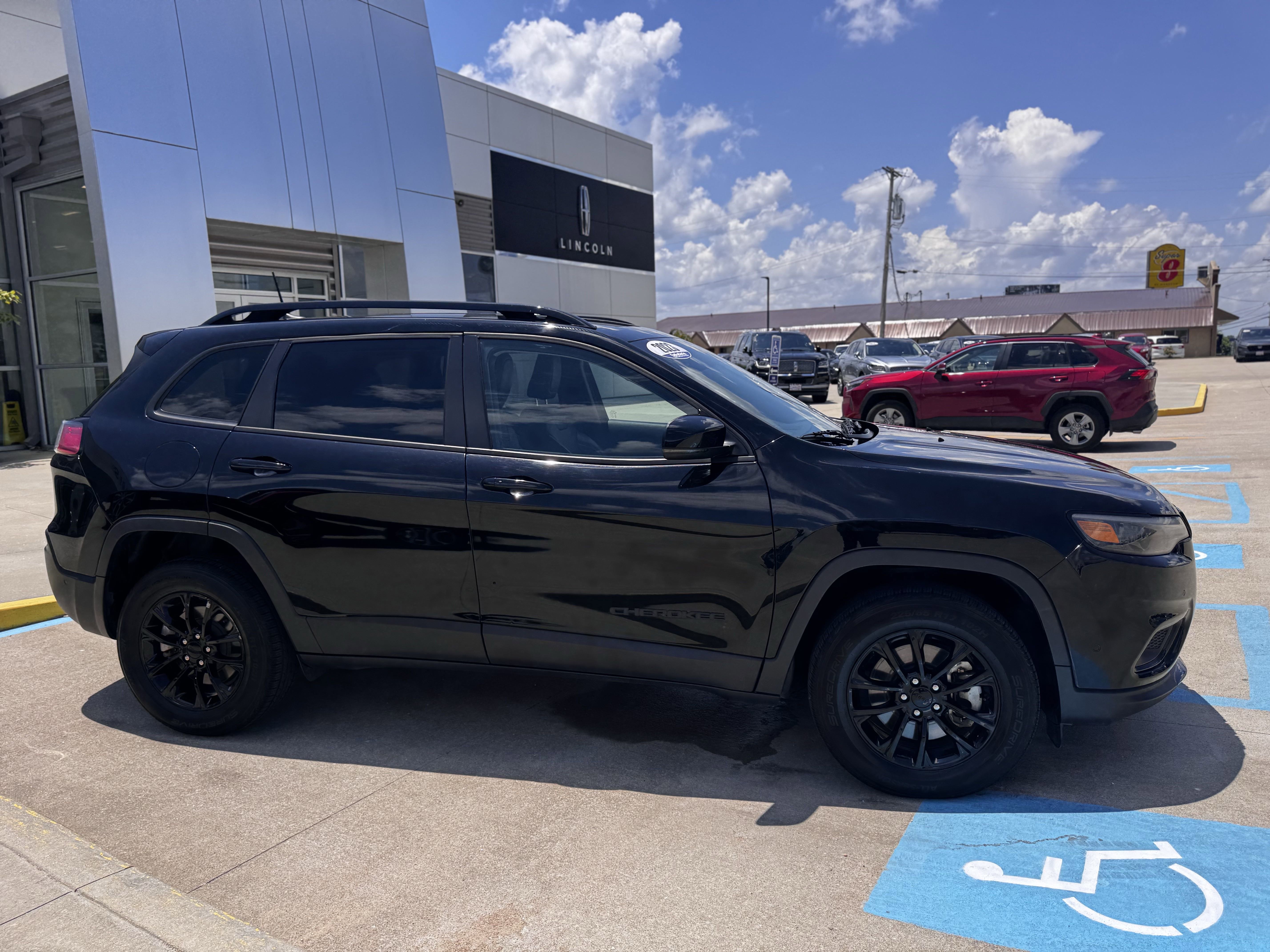 Used 2023 Jeep Cherokee Altitude Lux image 3