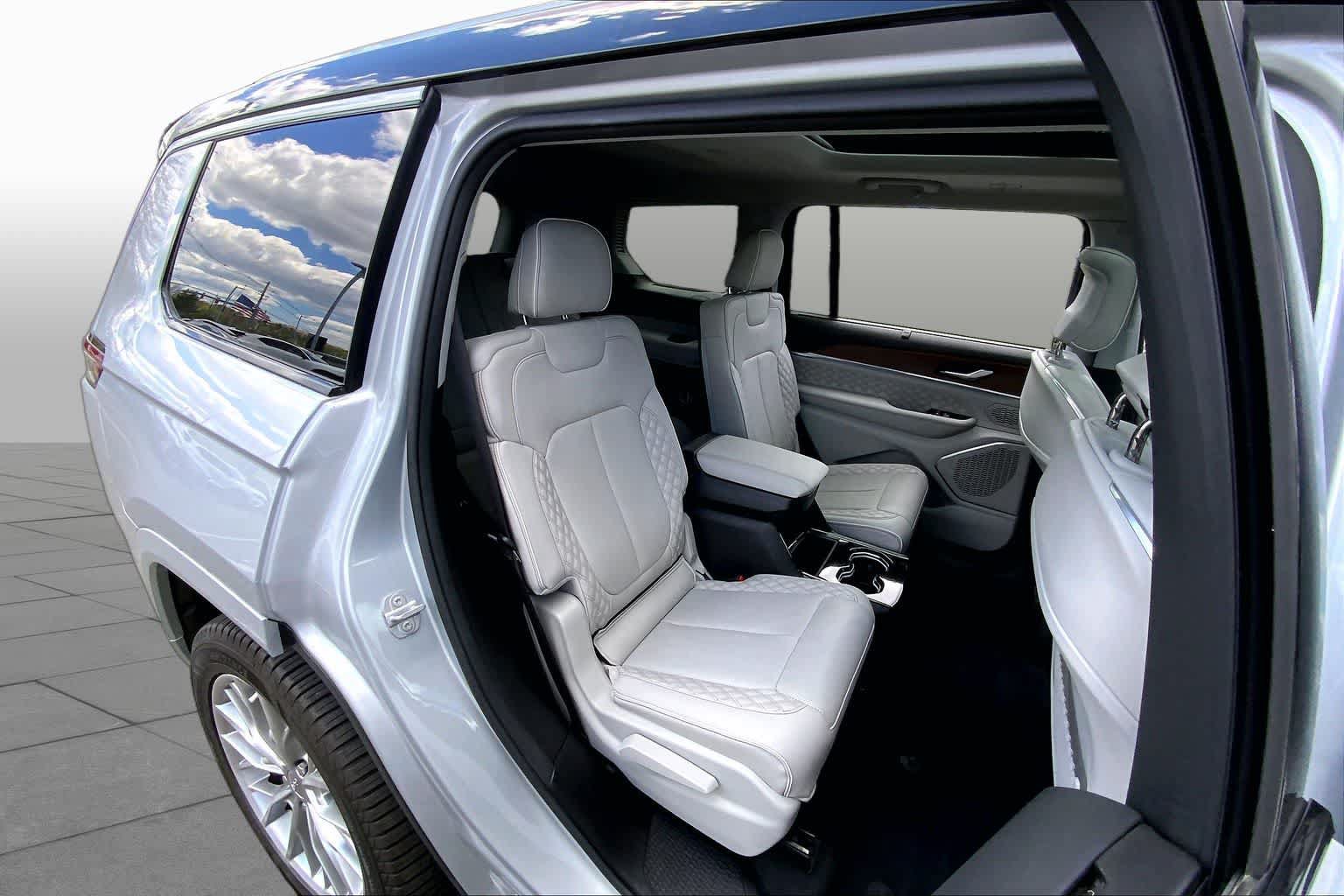 Used 2023 Jeep Grand Cherokee L Summit w/ Luxury Tech Group V AWD/4WD image 30