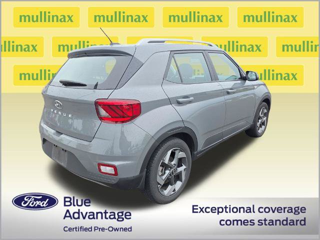 Used 2023 Hyundai Venue SEL FWD image 3